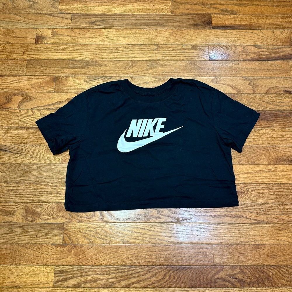 Nike Sportswear Essential Women’s Cropped Logo T-Shirt - Black